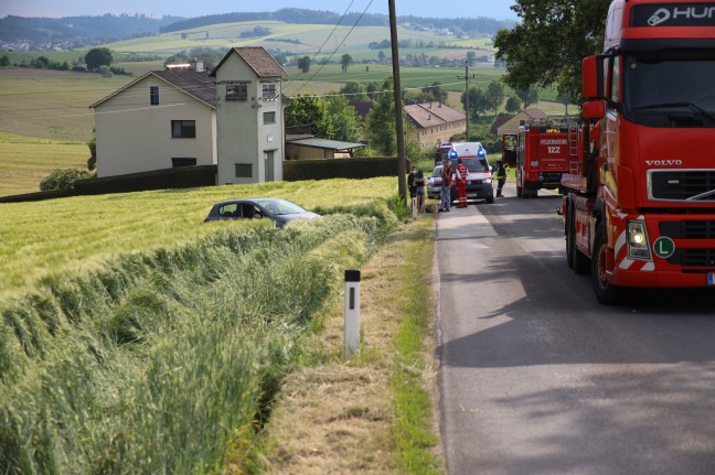 Auto landet im Feld: Schwerer Verkehrsunfall bei Buchkirchen endet glimpflich