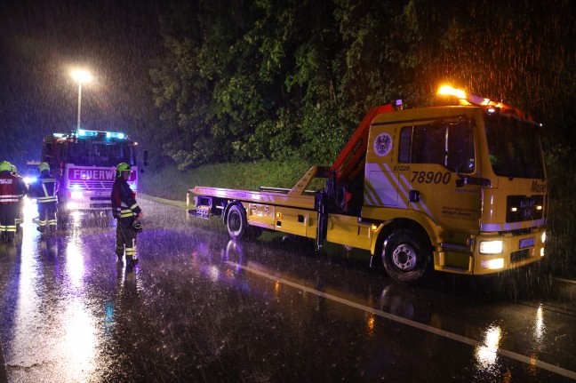 Auto auf regennasser Fahrbahn in Ansfelden von Straße abgekommen