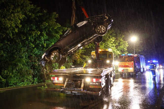 Auto auf regennasser Fahrbahn in Ansfelden von Straße abgekommen