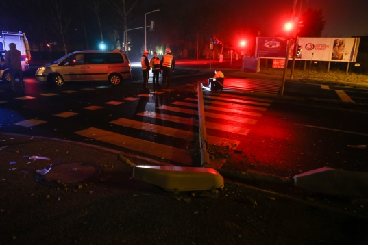 Straßenbeleuchtungsmasten aus Beton beim Abbiegen gerammt