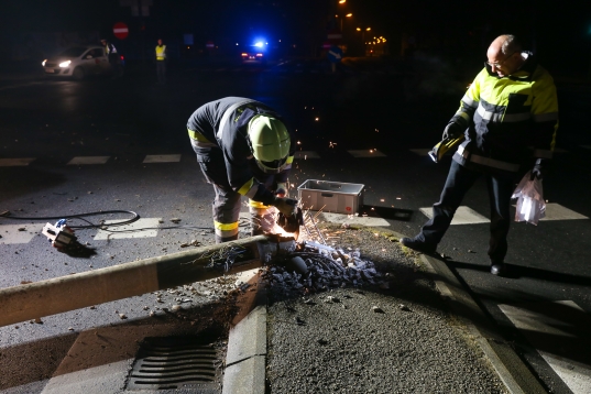 Straßenbeleuchtungsmasten aus Beton beim Abbiegen gerammt