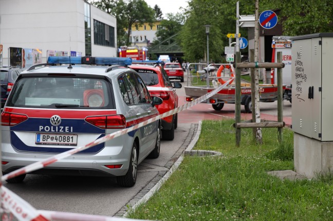 Tdliches Ereignis: Person in Wels-Innenstadt durch Einsatzkrfte leblos aus der Traun geborgen