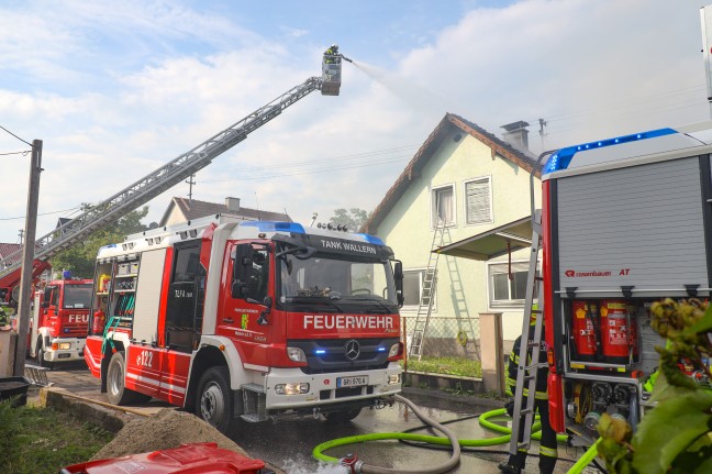 Groeinsatz fr neun Feuerwehren bei Brand eines Wohnhauses in Wallern an der Trattnach