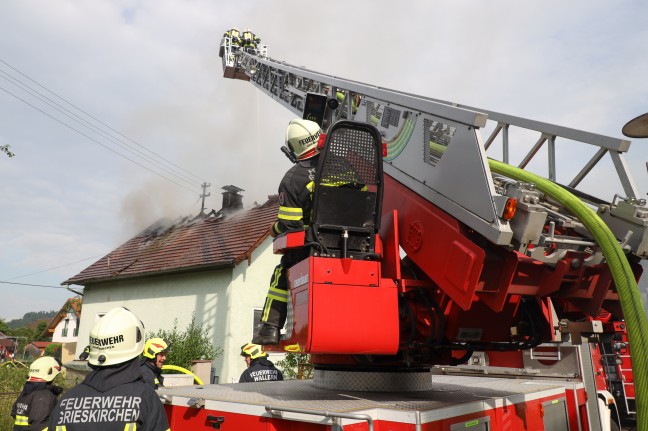 Großeinsatz für neun Feuerwehren bei Brand eines Wohnhauses in Wallern an der Trattnach