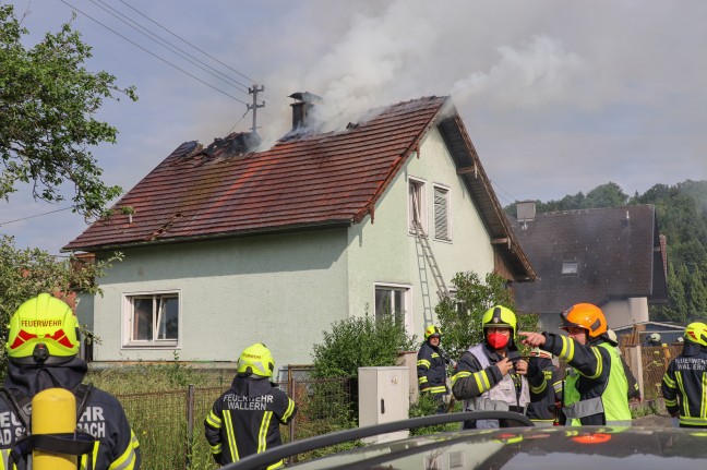 Großeinsatz für neun Feuerwehren bei Brand eines Wohnhauses in Wallern an der Trattnach