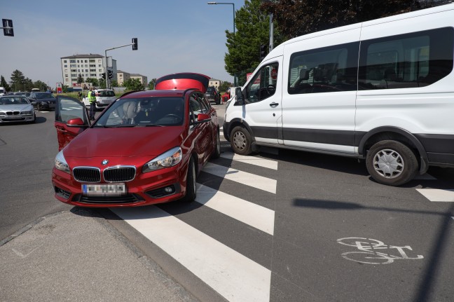 Vier Verletzte bei Kreuzungscrash mit drei Fahrzeugen in Wels-Vogelweide
