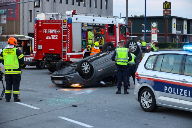 Autoüberschlag bei schwerem Kreuzungsunfall auf sogenannter "Trauner Kreuzung" bei Traun