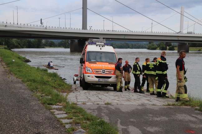 Person in Donau gestürzt - Großangelegte Suchaktion der Einsatzkräfte in Linz-Innere Stadt