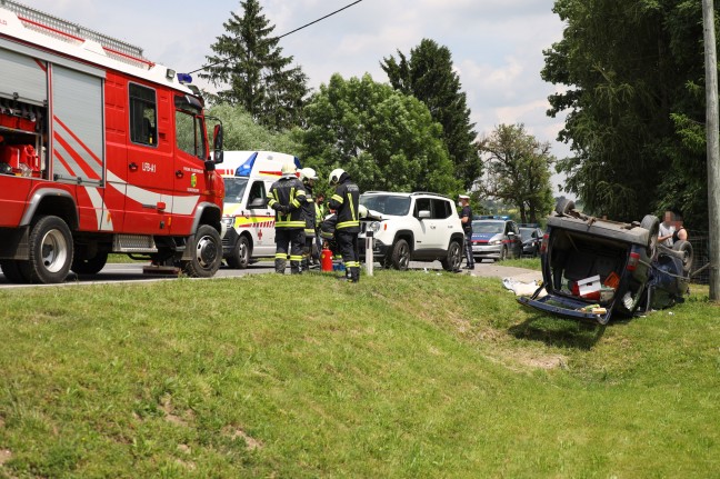 Auto bei schwerer Kollision in Pettenbach überschlagen