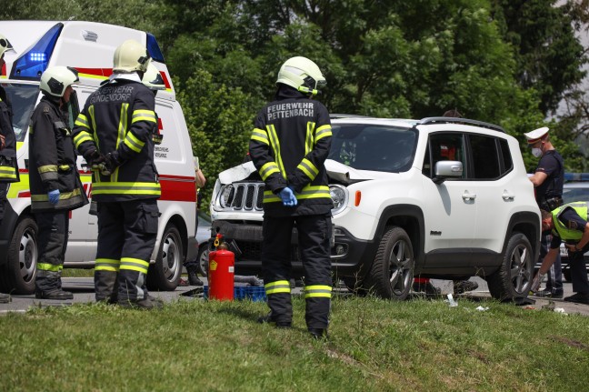 Auto bei schwerer Kollision in Pettenbach überschlagen