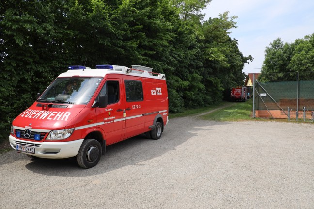 Auto steckte in schmalem Trampelpfad fest - Schwieriger Einsatz für die Feuerwehr in Wels-Neustadt