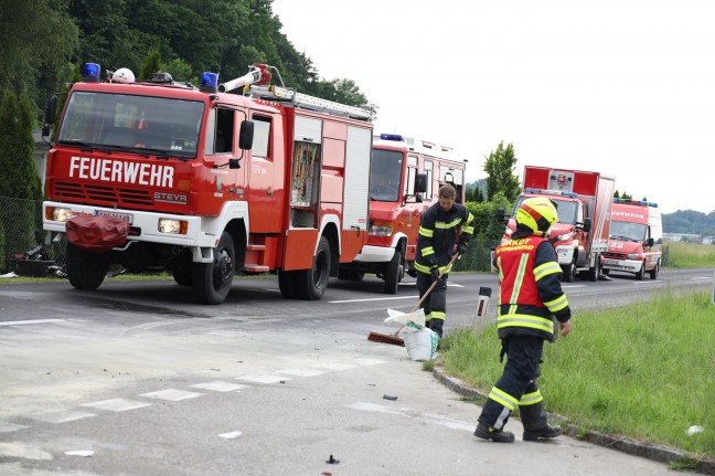 Vier teils Schwerverletzte bei schwerer Kreuzungskollision in Rüstorf