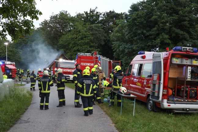 Sieben Feuerwehren bei Brand eines Holzstadls in Hartkirchen im Einsatz