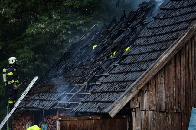 Sieben Feuerwehren bei Brand eines Holzstadls in Hartkirchen im Einsatz