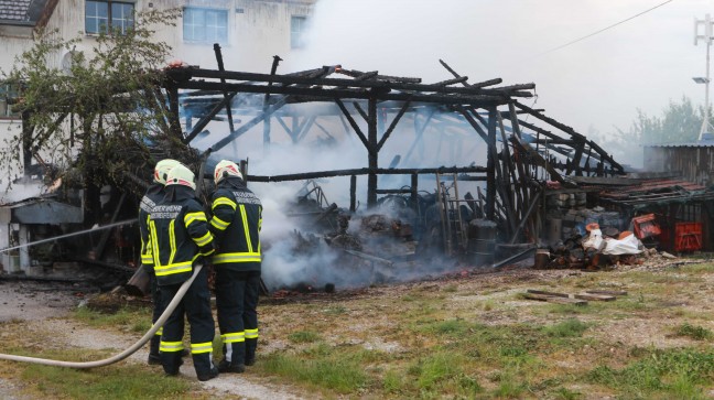 Stadlbrand in Mettmach: Übergreifen der Flammen auf das Wohnhaus erfolgreich verhindert