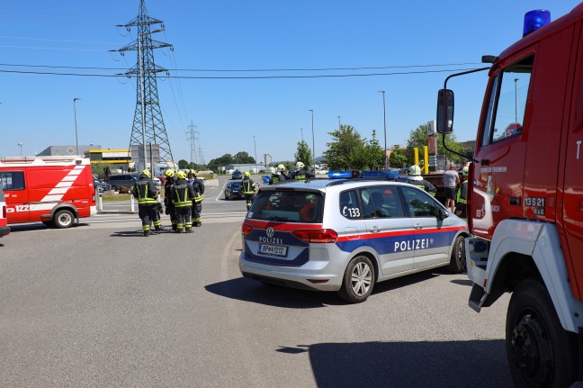 Auto auf Bahnübergang in Hinzenbach mit Bauzug kollidiert
