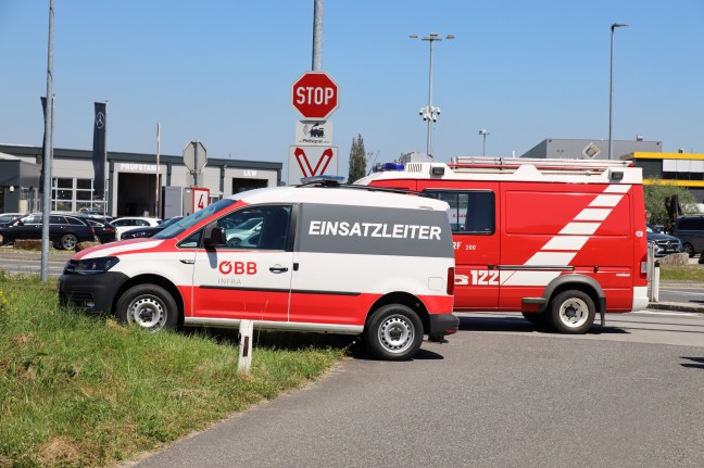 Auto auf Bahnübergang in Hinzenbach mit Bauzug kollidiert