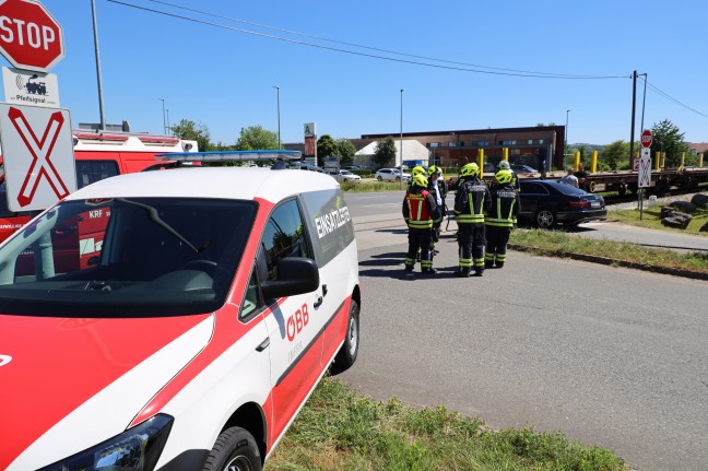 Auto auf Bahnübergang in Hinzenbach mit Bauzug kollidiert