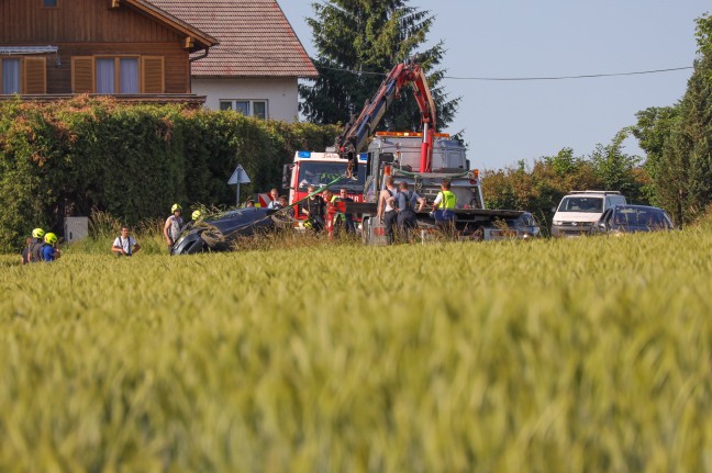Autolenkerin bei Schlierbach von Straße abgekommen und in Getreidefeld überschlagen