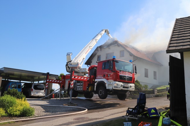 Fünf Feuerwehren bei Wohnhausbrand in Schönau im Mühlkreis im Einsatz