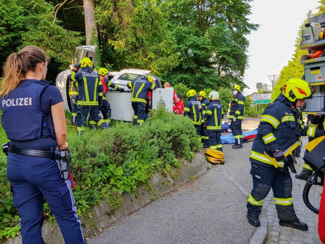 Lenkerin nach schwerem Verkehrsunfall in Eggelsberg aus umgestürztem Fahrzeug befreit
