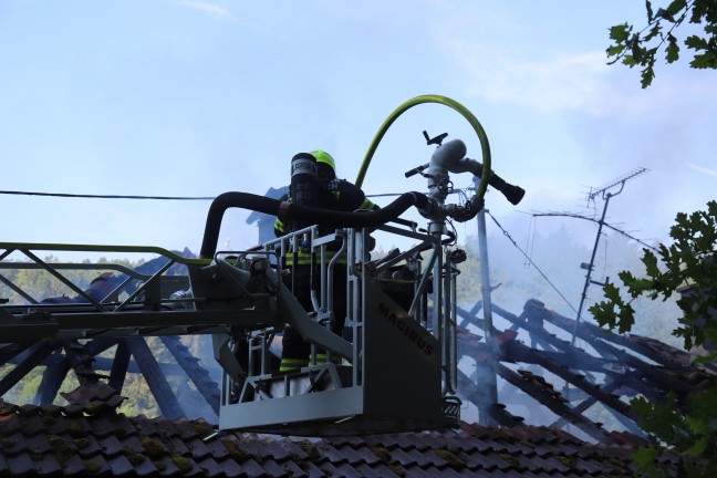 Zwölf Feuerwehren bei Dachstuhlbrand in Vorderweißenbach im Einsatz