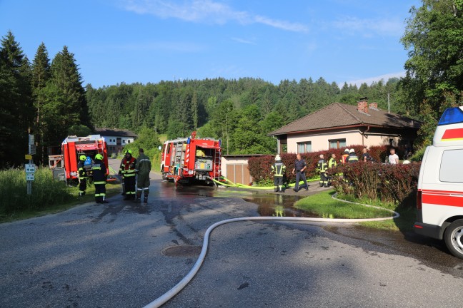 Zwölf Feuerwehren bei Dachstuhlbrand in Vorderweißenbach im Einsatz