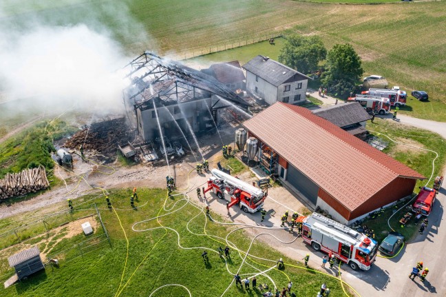 Elf Feuerwehren bei Großbrand eines Stallgebäudes in Taufkirchen an der Pram im Einsatz