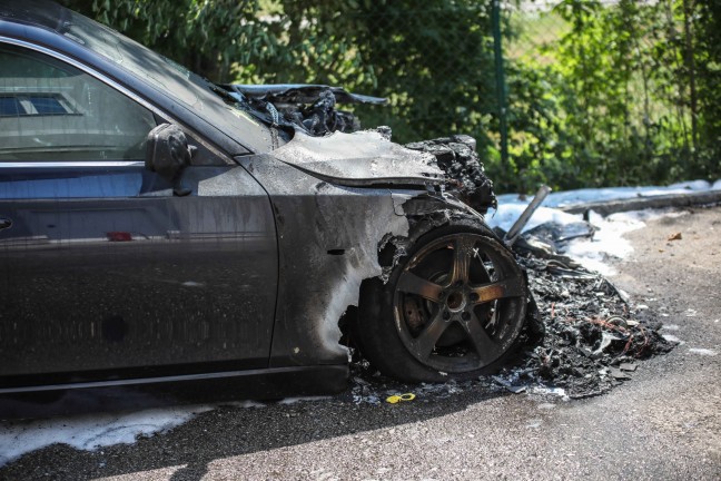 Motorraum eines Autos in Bad Wimsbach-Neydharting in Flammen aufgegangen