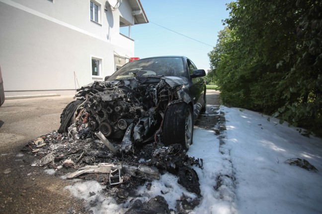 Motorraum eines Autos in Bad Wimsbach-Neydharting in Flammen aufgegangen