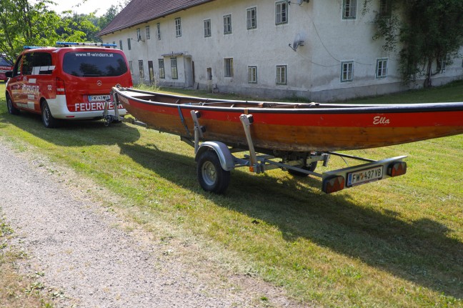 Personenrettung: Person bei Stadl-Paura mit Einsatzboot der Feuerwehr aus der Traun gerettet