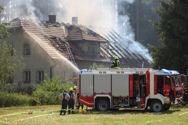 Großeinsatz der Feuerwehren bei Vollbrand eines Hauses am Waldrand in Natternbach
