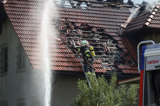 Groeinsatz der Feuerwehren bei Vollbrand eines Hauses am Waldrand in Natternbach