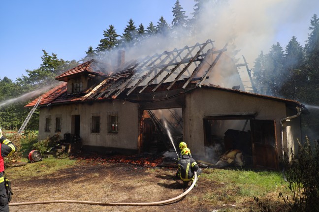 Groeinsatz der Feuerwehren bei Vollbrand eines Hauses am Waldrand in Natternbach