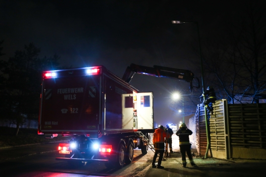 Straßenbeleuchtungsmast drohte umzustürzen - Unfalllenker beging Fahrerflucht