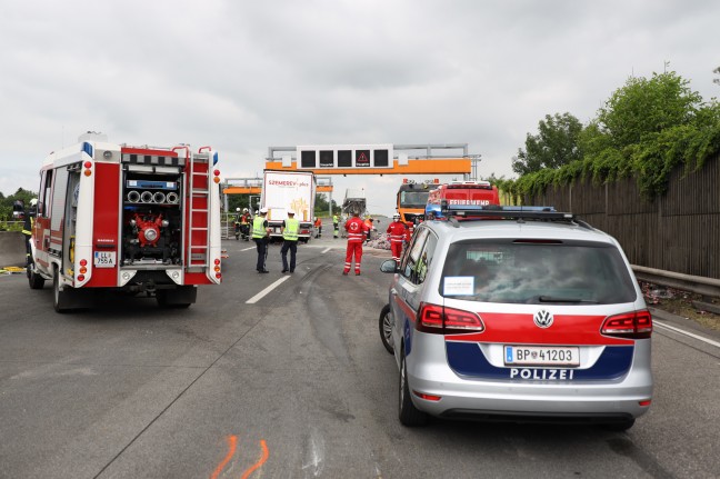 LKW-Sattelzug auf Westautobahn bei Enns in Baustellenabsicherungsfahrzeug der ASFINAG gekracht