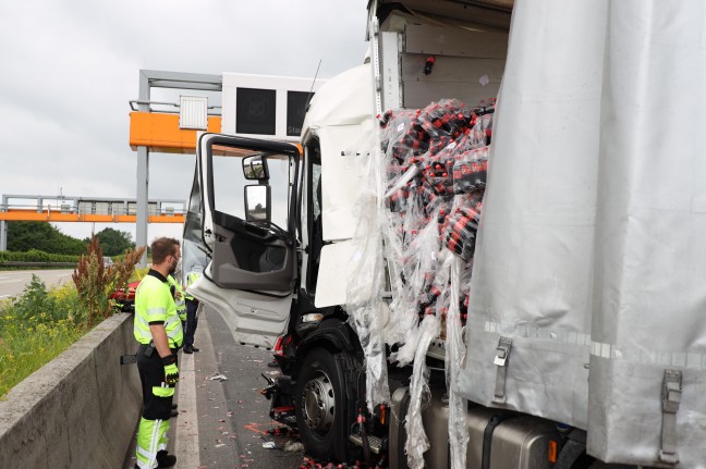 LKW-Sattelzug auf Westautobahn bei Enns in Baustellenabsicherungsfahrzeug der ASFINAG gekracht