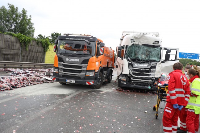 LKW-Sattelzug auf Westautobahn bei Enns in Baustellenabsicherungsfahrzeug der ASFINAG gekracht