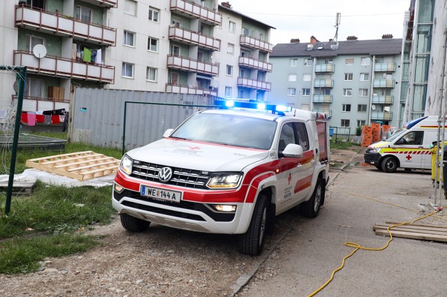 Kind (3) in Wels-Pernau von Balkon gestrzt