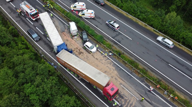 Serienunfall mit 13 Fahrzeugen und sechs Verletzten auf der Welser Autobahn bei Weißkirchen an der Traun