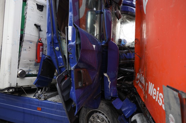 Serienunfall mit 13 Fahrzeugen und sechs Verletzten auf der Welser Autobahn bei Weißkirchen an der Traun