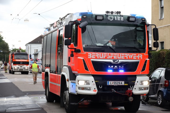 Brand eines Carport mit Fahrzeugen in Linz-Bulgariplatz griff auf Fassade und Wohnung über