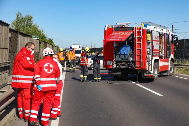 Neun Verletzte nach Crash auf Wiener Straße bei Enns - Insassen aus Wohnmobileinrichtung befreit