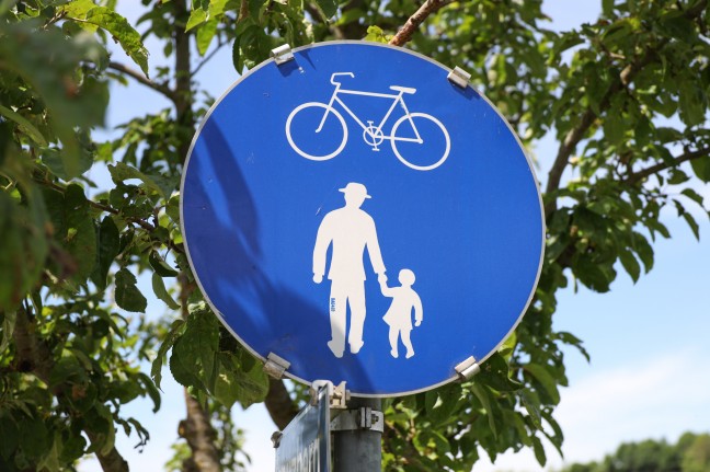 Tödlicher Unfall: Bub (12) auf steilem Weg in Sierning mit Fahrrad gegen Baum geprallt