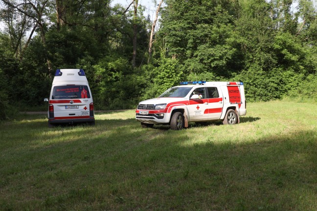 Person bei morschem Steg verletzt - Feuerwehr- und Notarzteinsatz bei Personenrettung in Hörsching
