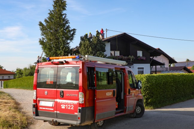 Brand am Dach eines Wohnhauses in Hofkirchen an der Trattnach bei Reparatur nach Hagelunwetter