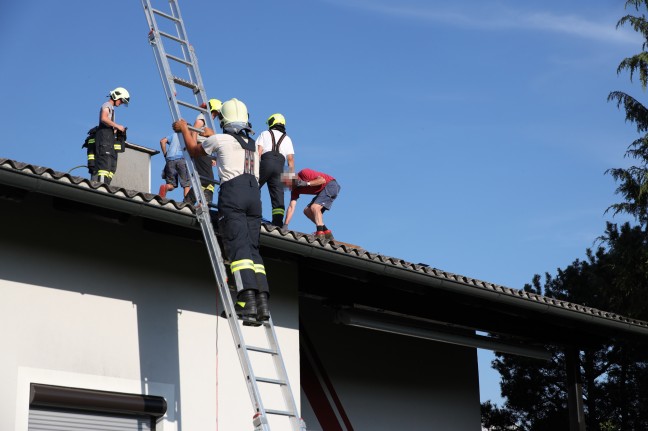 Brand am Dach eines Wohnhauses in Hofkirchen an der Trattnach bei Reparatur nach Hagelunwetter