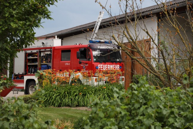 Landwirt in Prambachkirchen bei Hagelschaden-Reparatur durch Eternitdach durchgebrochen