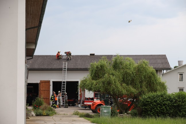 Landwirt in Prambachkirchen bei Hagelschaden-Reparatur durch Eternitdach durchgebrochen
