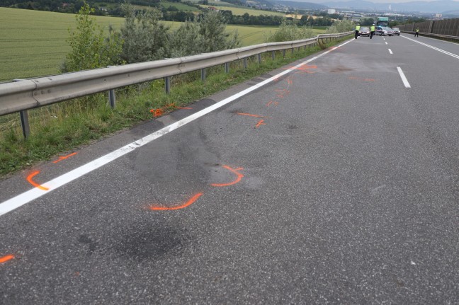 Schwere Kollision zwischen Kleintransporter und PKW auf Steyrer Strae in Enns